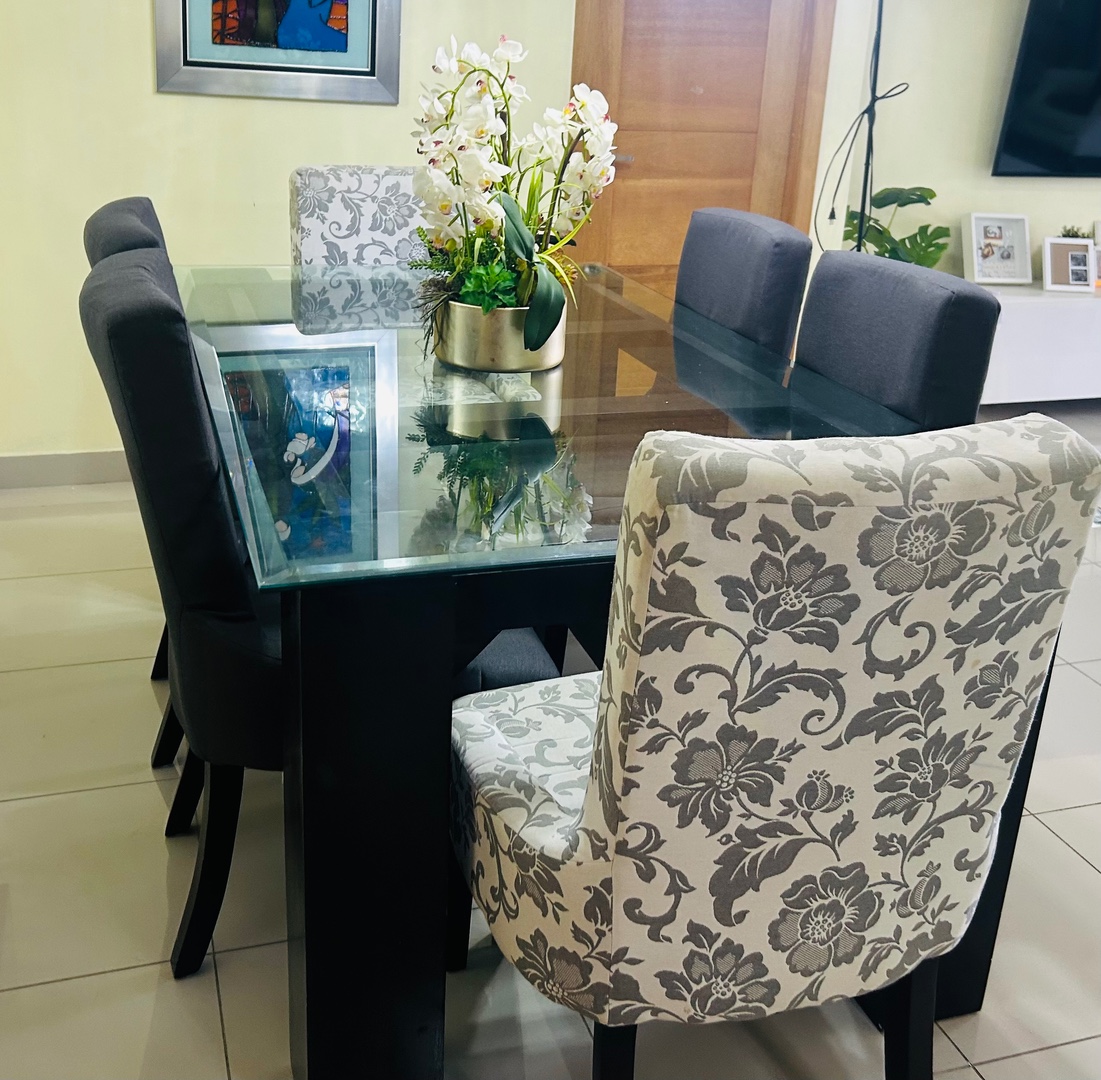 muebles y colchones - Juego de Comedor para 6 Personas – Elegante y en Excelente Estado 0