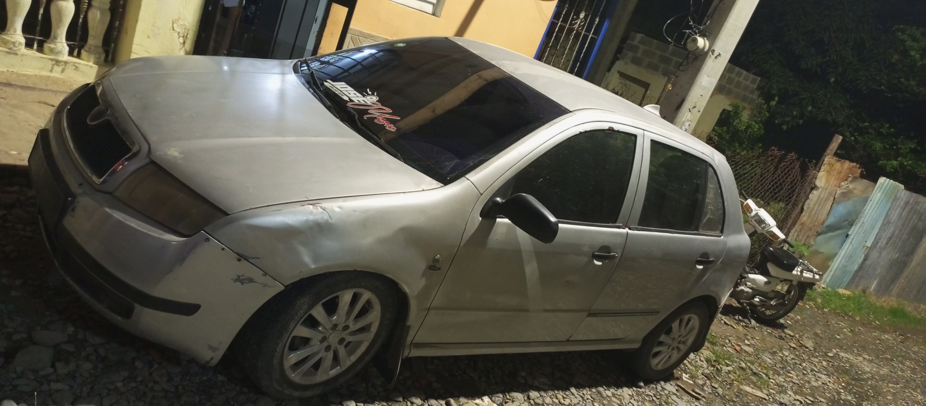 carros - Skoda Fabia motor Toyota starlet 
en gasolina 