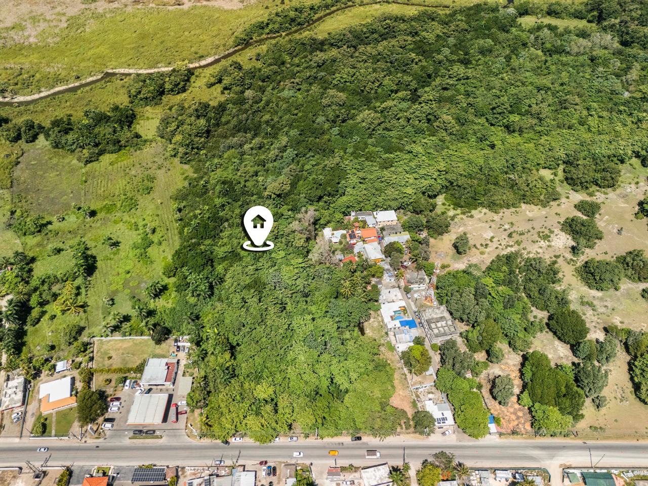 solares y terrenos - Vendo en cabarete puerto Plata justo en la avenida principal.
45,000 metros.
 1