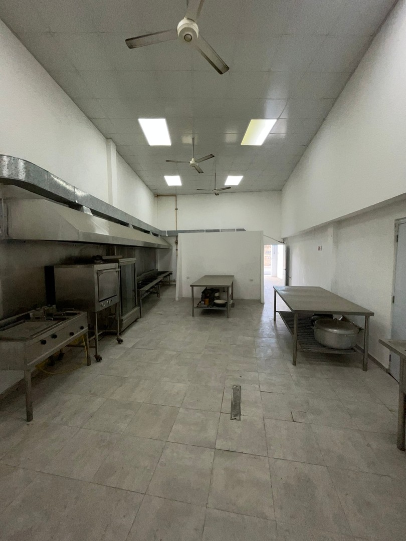 oficinas y locales comerciales - Se vende Local en Brisas de La Charles 4