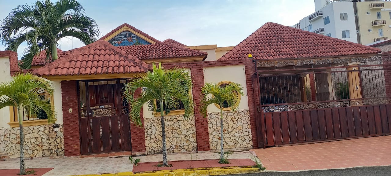 casas - Amplia Vivienda ubicada en Urb. Thomen  0