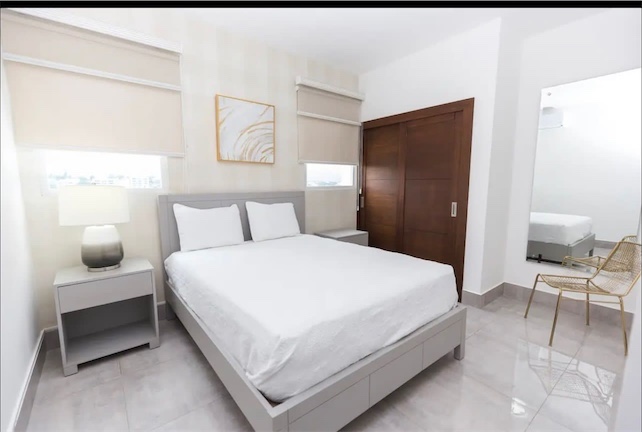 apartamentos - Piso alto de venta amueblado en La Esmeralda 4