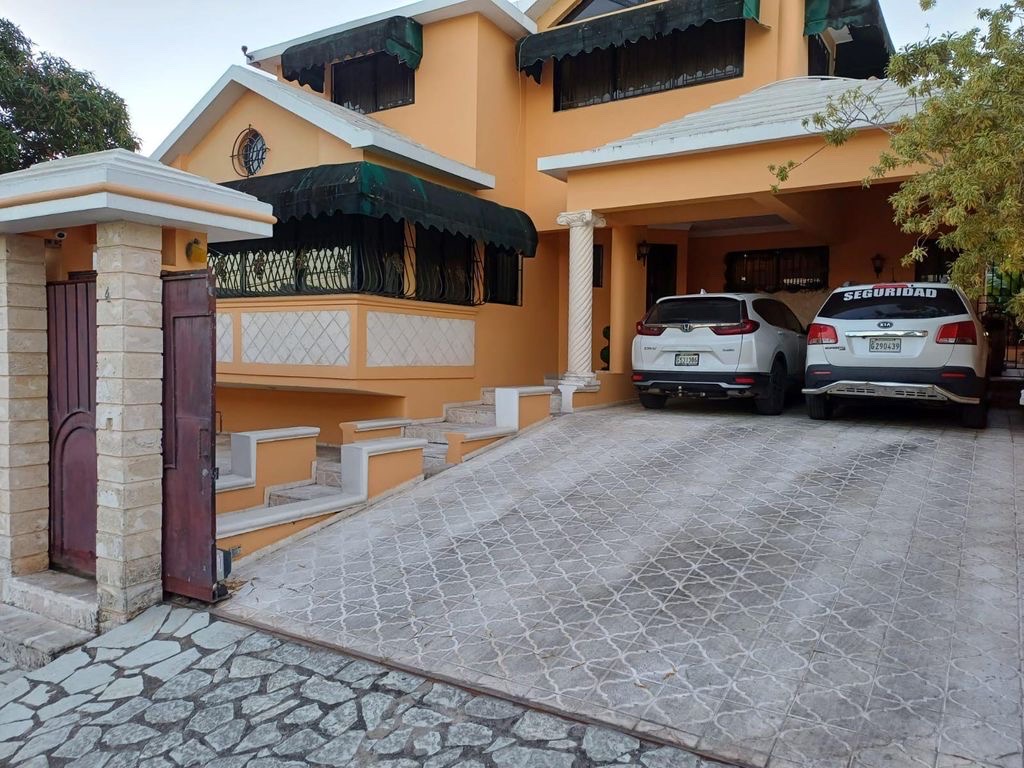casas - Casa con piscina en vista hermosa 0