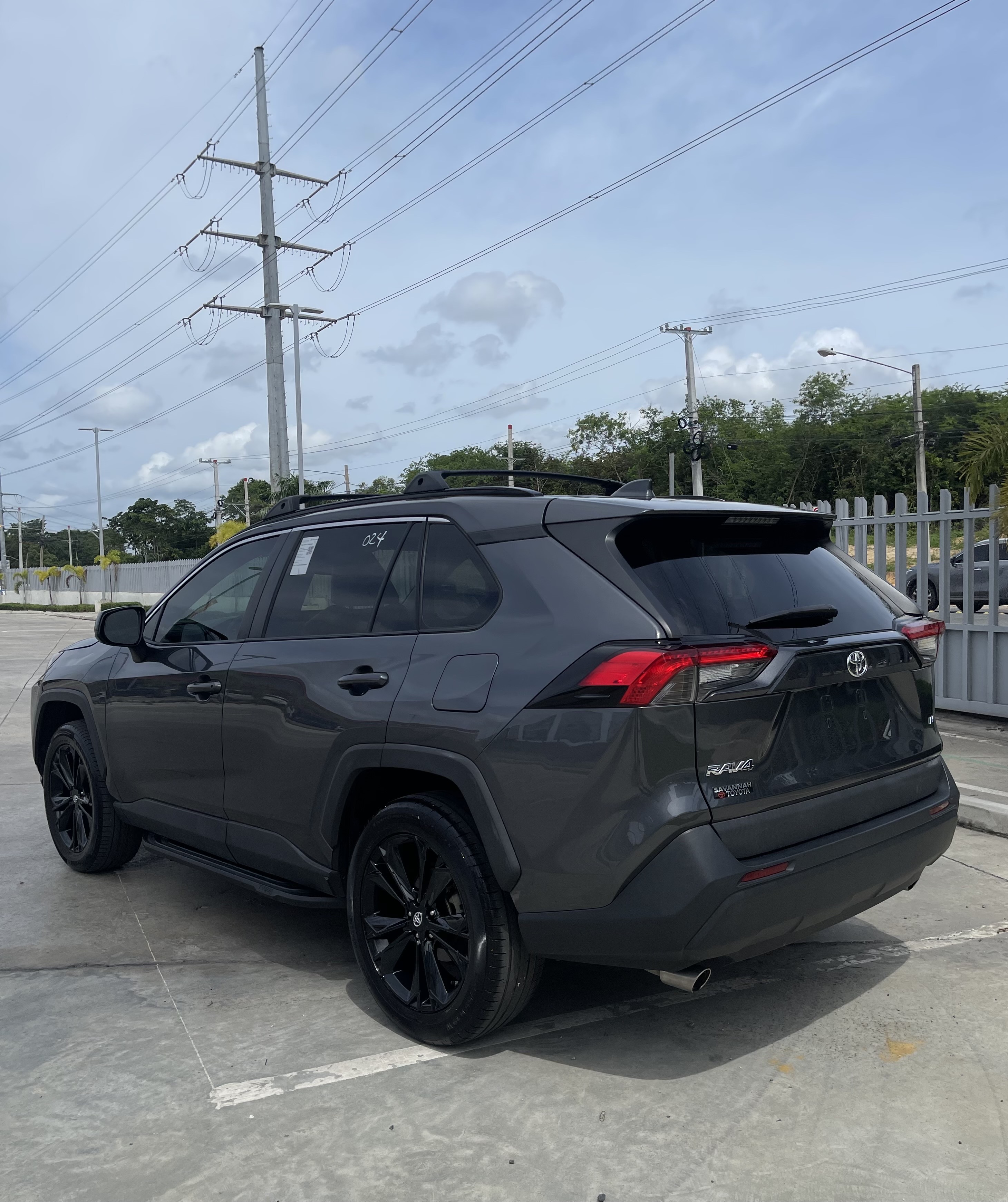 jeepetas y camionetas - SE VENDE PRECIO DE OFERTA TOYOTA RAV4 LE 2021 disponible para entrega inmediata  3