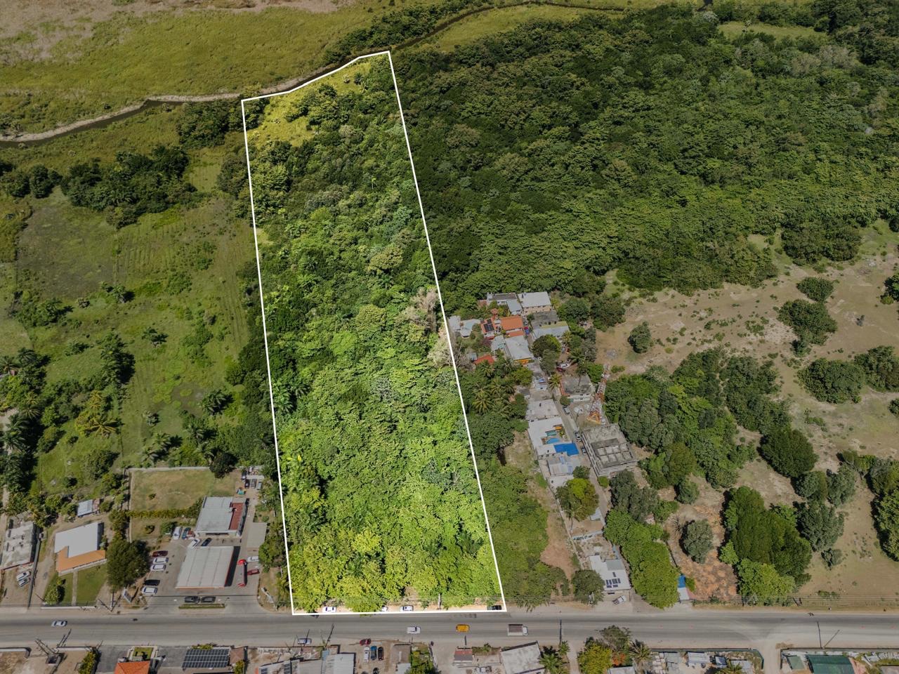 solares y terrenos - Vendo en cabarete puerto Plata justo en la avenida principal.
45,000 metros.
 2