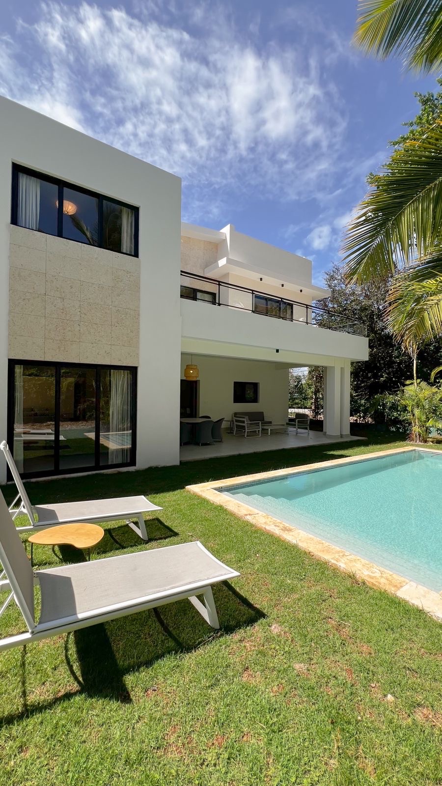casas vacacionales y villas - venta de Villa con 600mts y piscina en punta cana village República Dominicana  3
