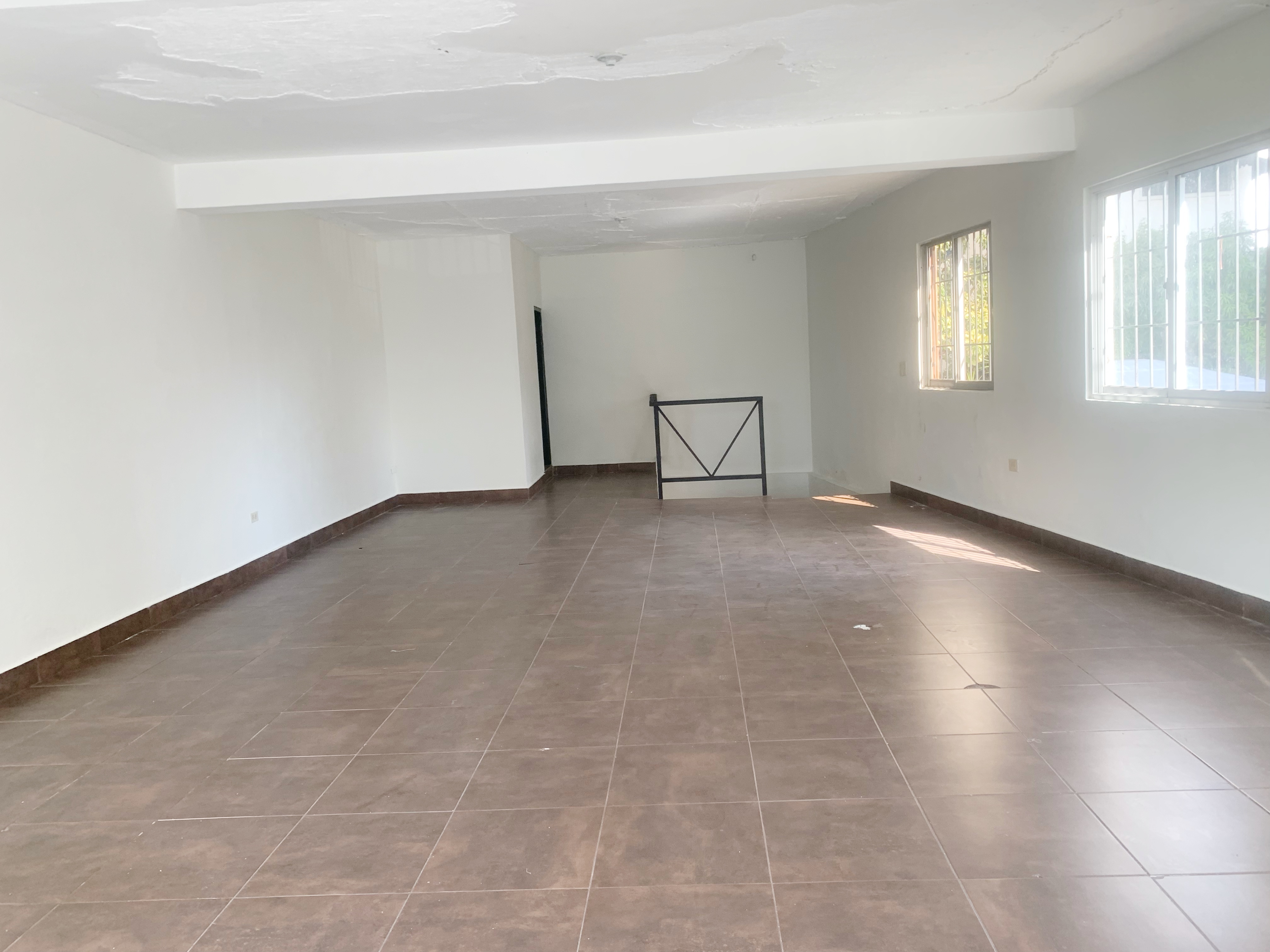 oficinas y locales comerciales - Local céntrico en Evaristo morales  4