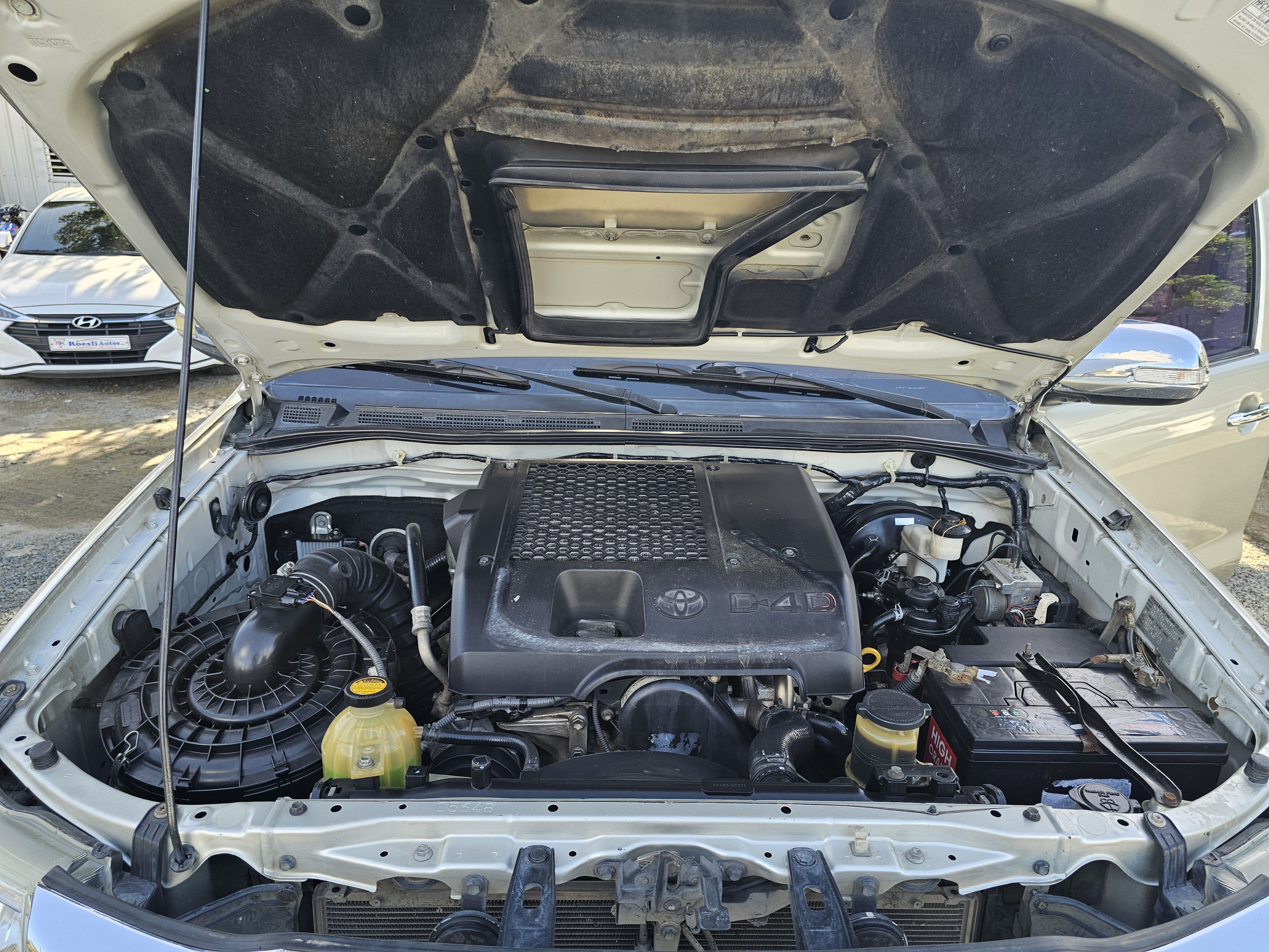 jeepetas y camionetas - Toyota hilux srv año 2013 7