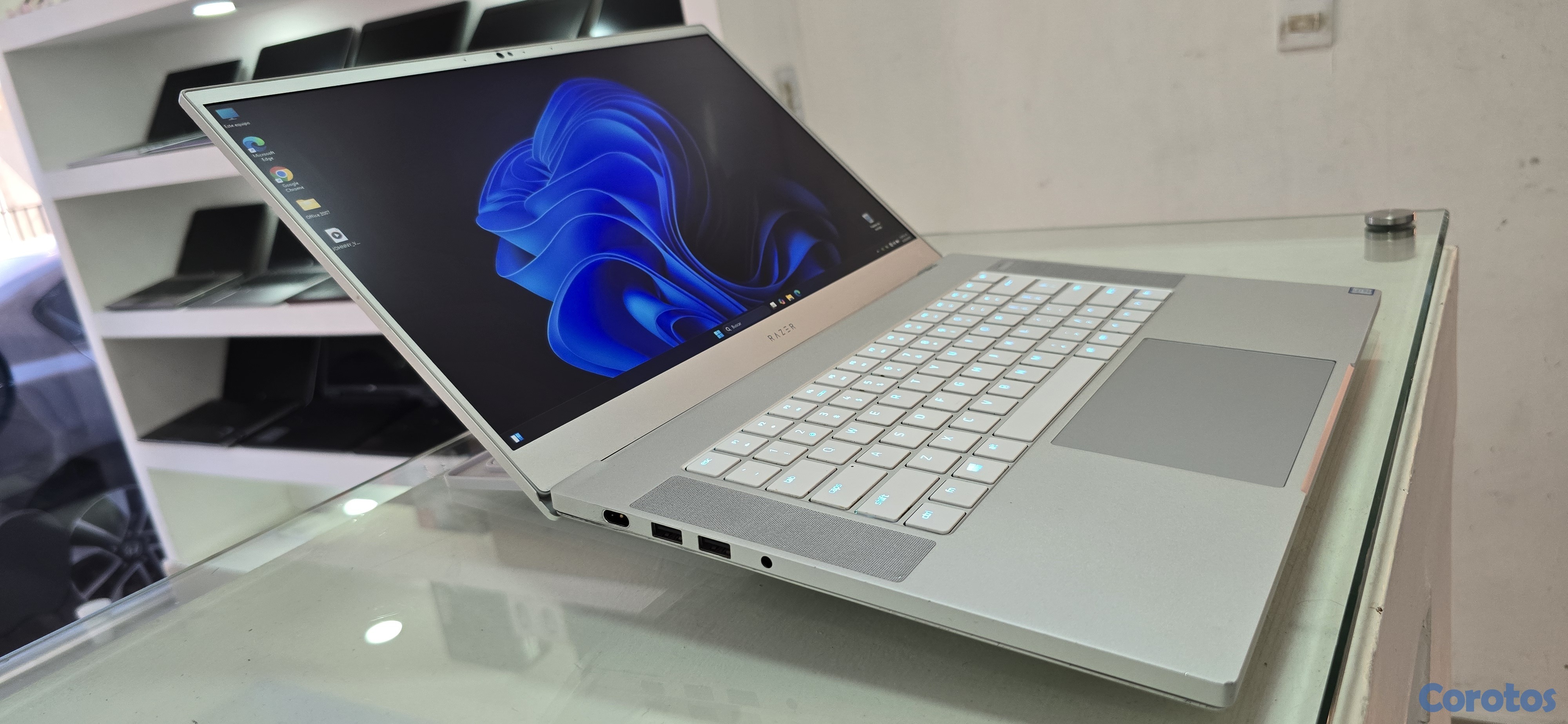 computadoras y laptops - Razer blade Blanca 15 Pulg Core i7 Ram 24gb Disco 512gb SSD Nvidea Rtx 2060 6gb  3