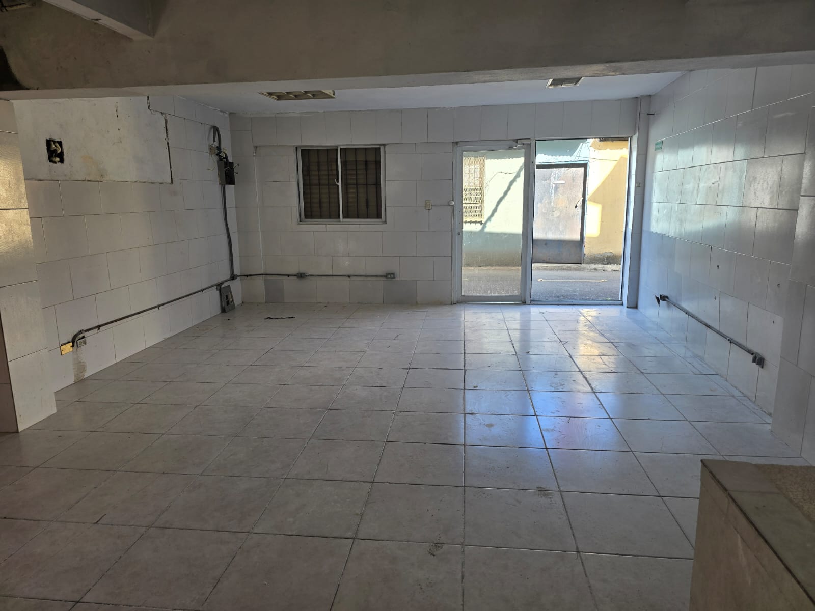oficinas y locales comerciales - Local, amplio salón con baño dentro.  A 5 metros d 1