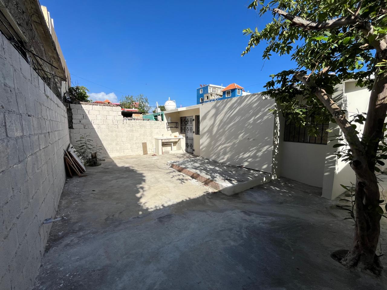casas - La Romana casa 3 hab amplio patio alquiler y venta 3