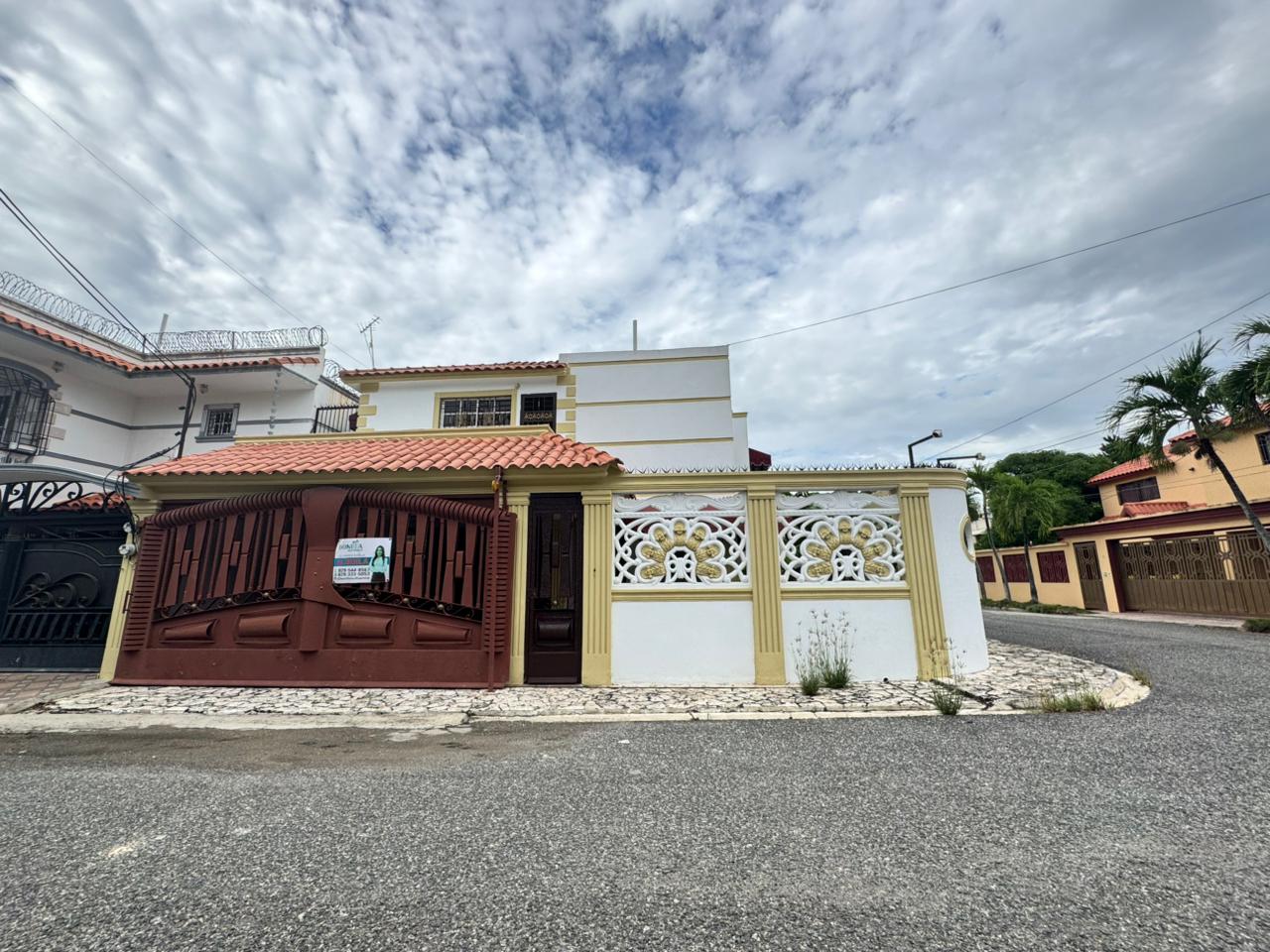 casas - Se alquila Casa con amplio patio en Las Américas 