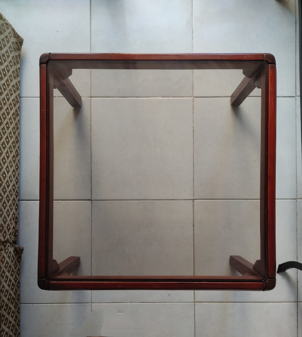 muebles y colchones - Mesa de caoba con tope de cristal, en venta. 1