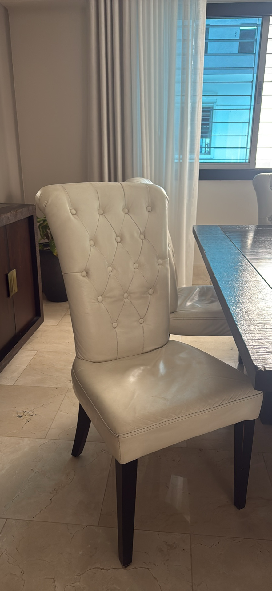 muebles y colchones - Sillas blancas capitoneadas