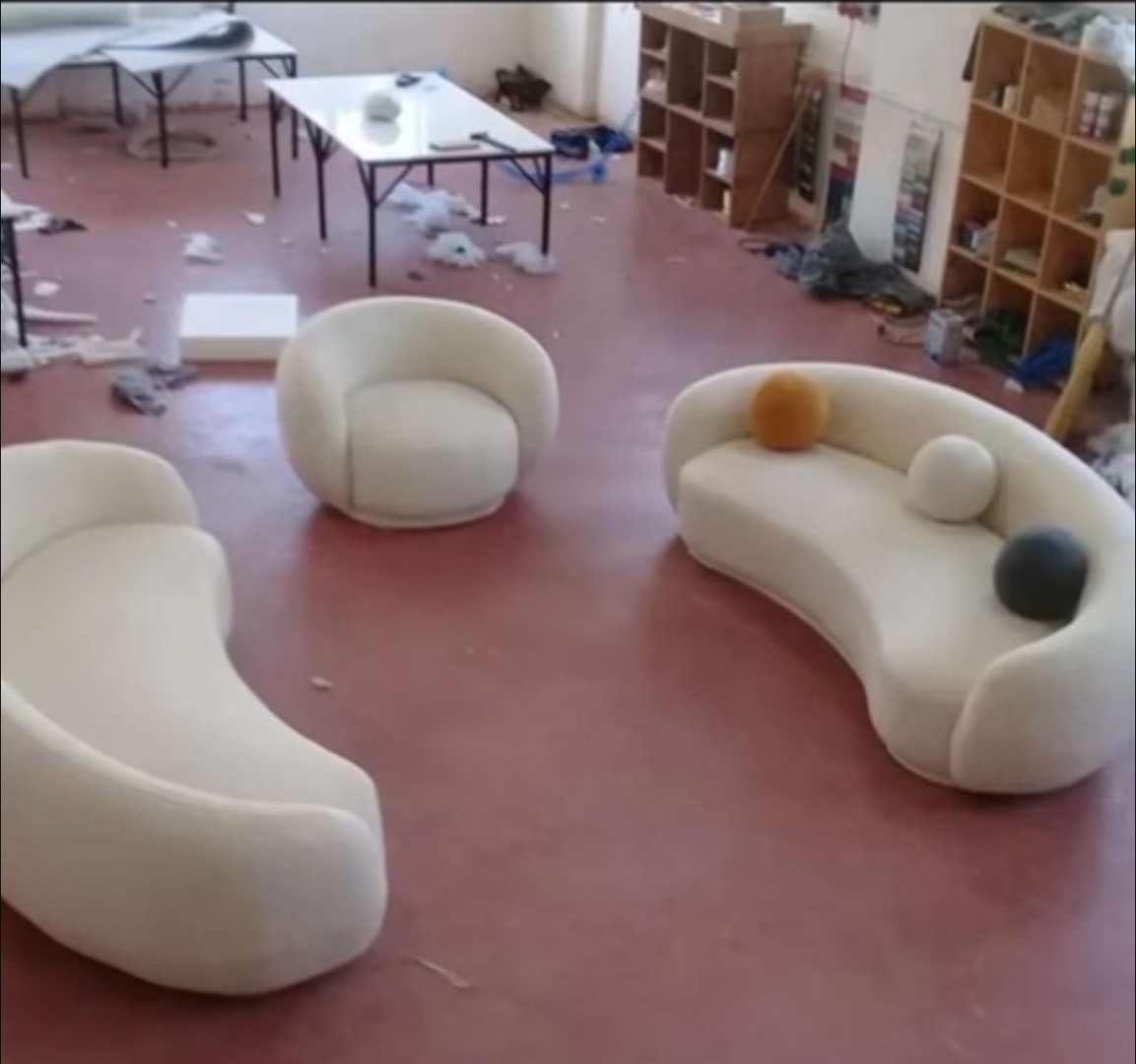 muebles y colchones - Muebles nuevo son tres dos de 3 y una butaca color crema claro  0
