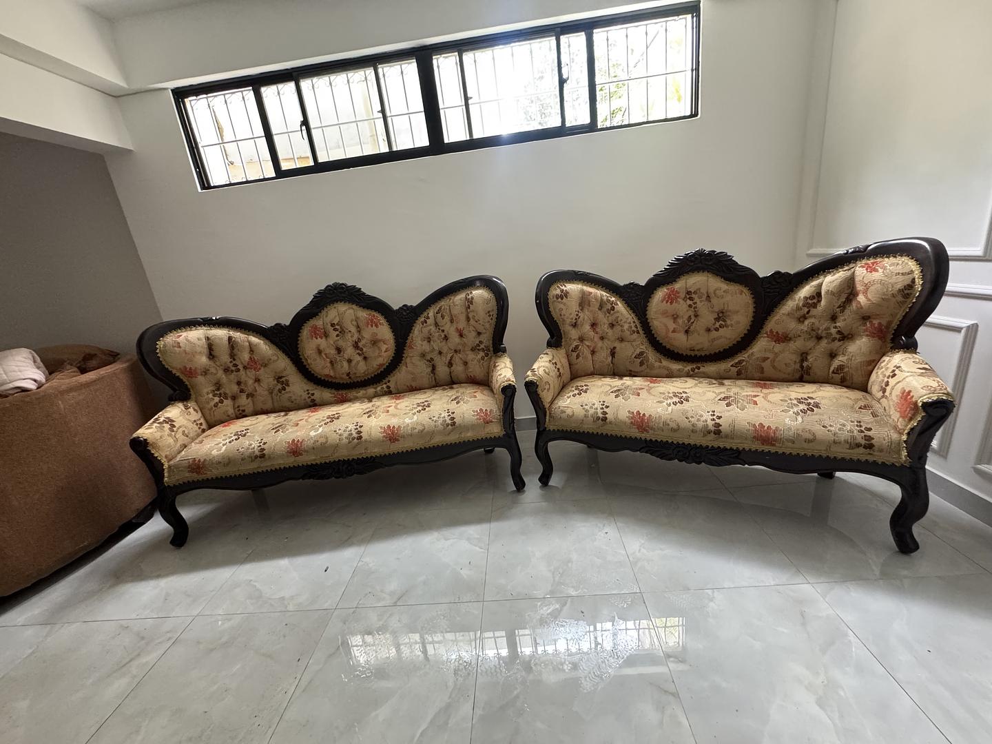 muebles y colchones - Encanto Colonial en Caoba: 3 Muebles + Mesa, ¡Oportunidad Única!