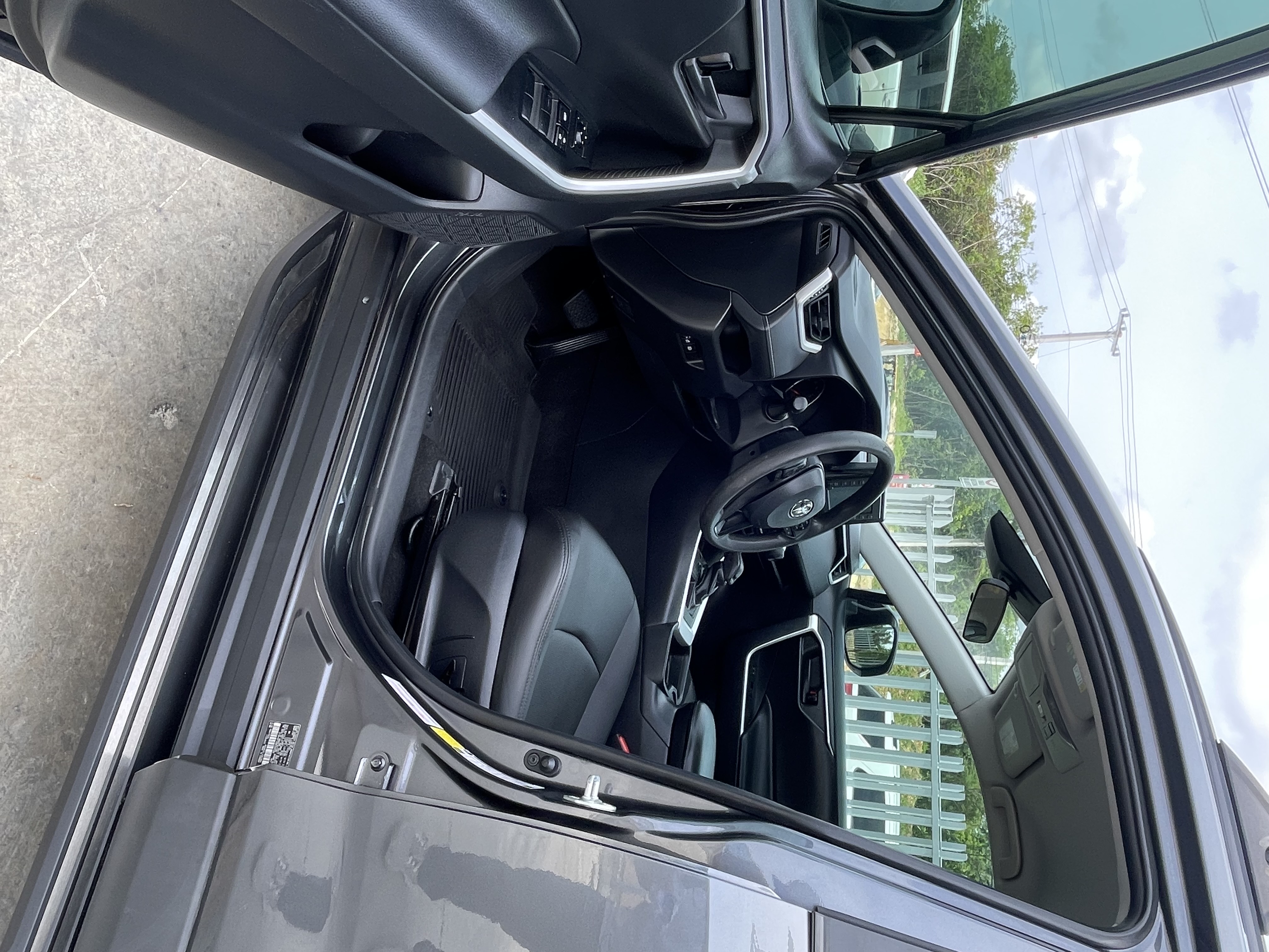 jeepetas y camionetas - SE VENDE PRECIO DE OFERTA TOYOTA RAV4 LE 2021 disponible para entrega inmediata  5
