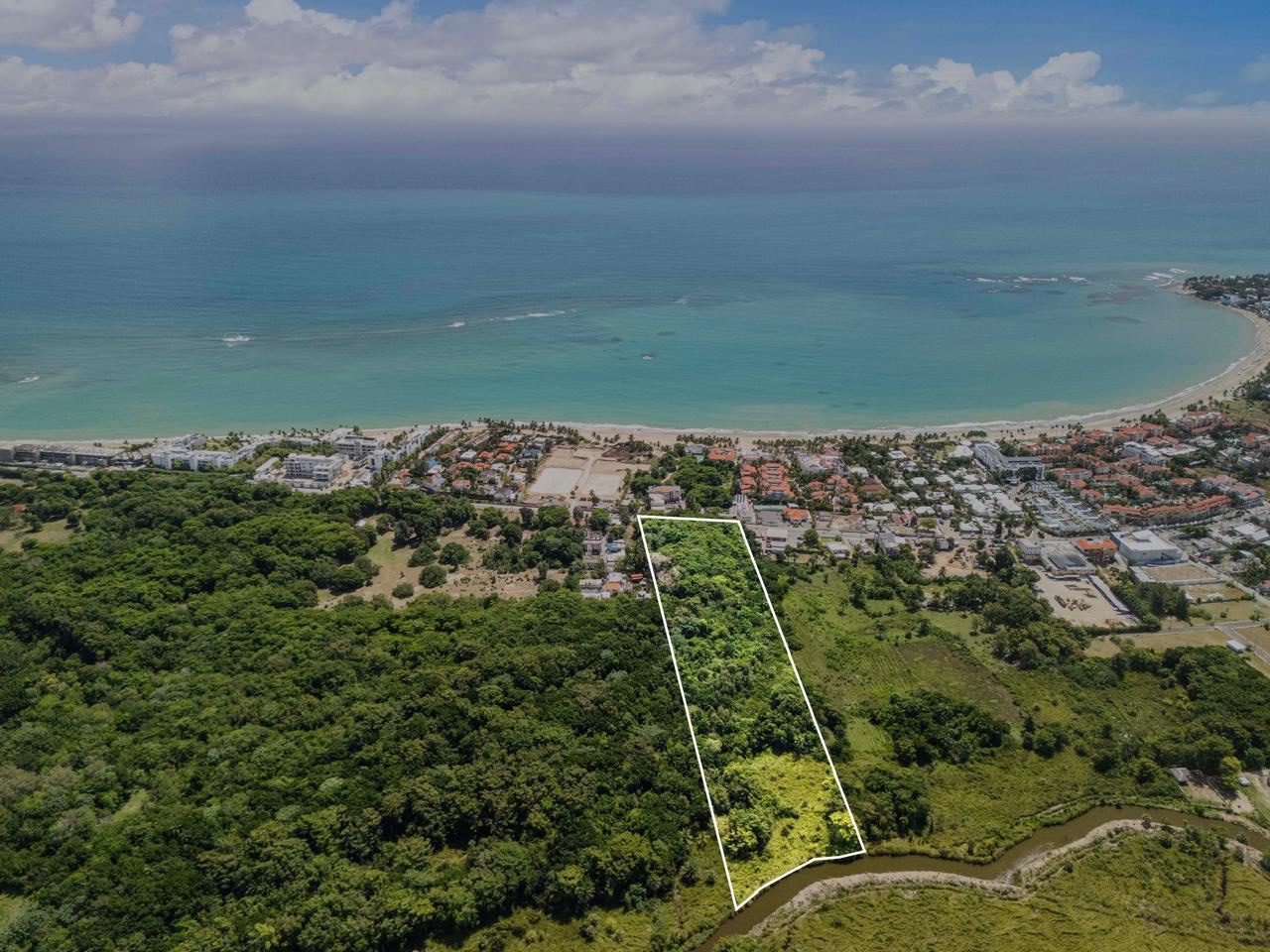 solares y terrenos - Vendo en cabarete puerto Plata justo en la avenida principal.
45,000 metros.
 4