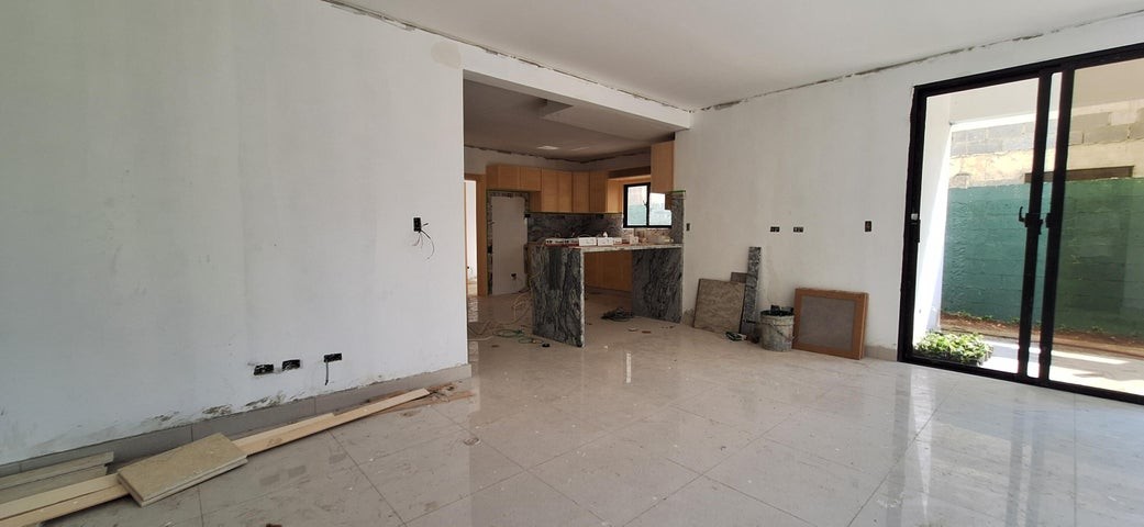casas - Casa en venta Juan Dolio #24-1462 cuatro dormitorios, 4 parqueos, jacuzzi, estud 0