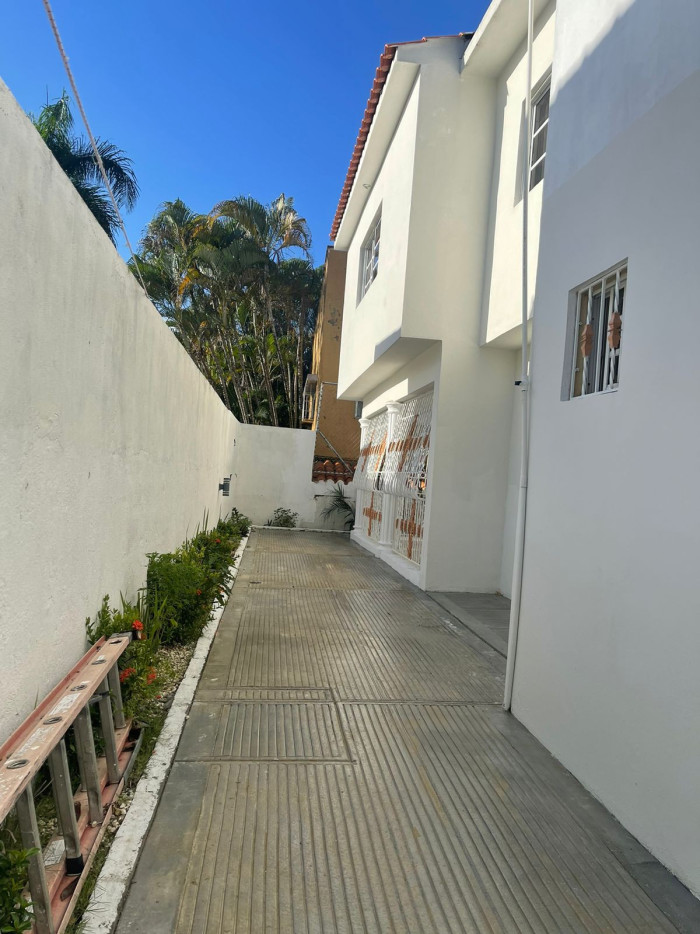 casas - Rento casa de 2 Niveles 4 habitaciones 4 parqueos  5