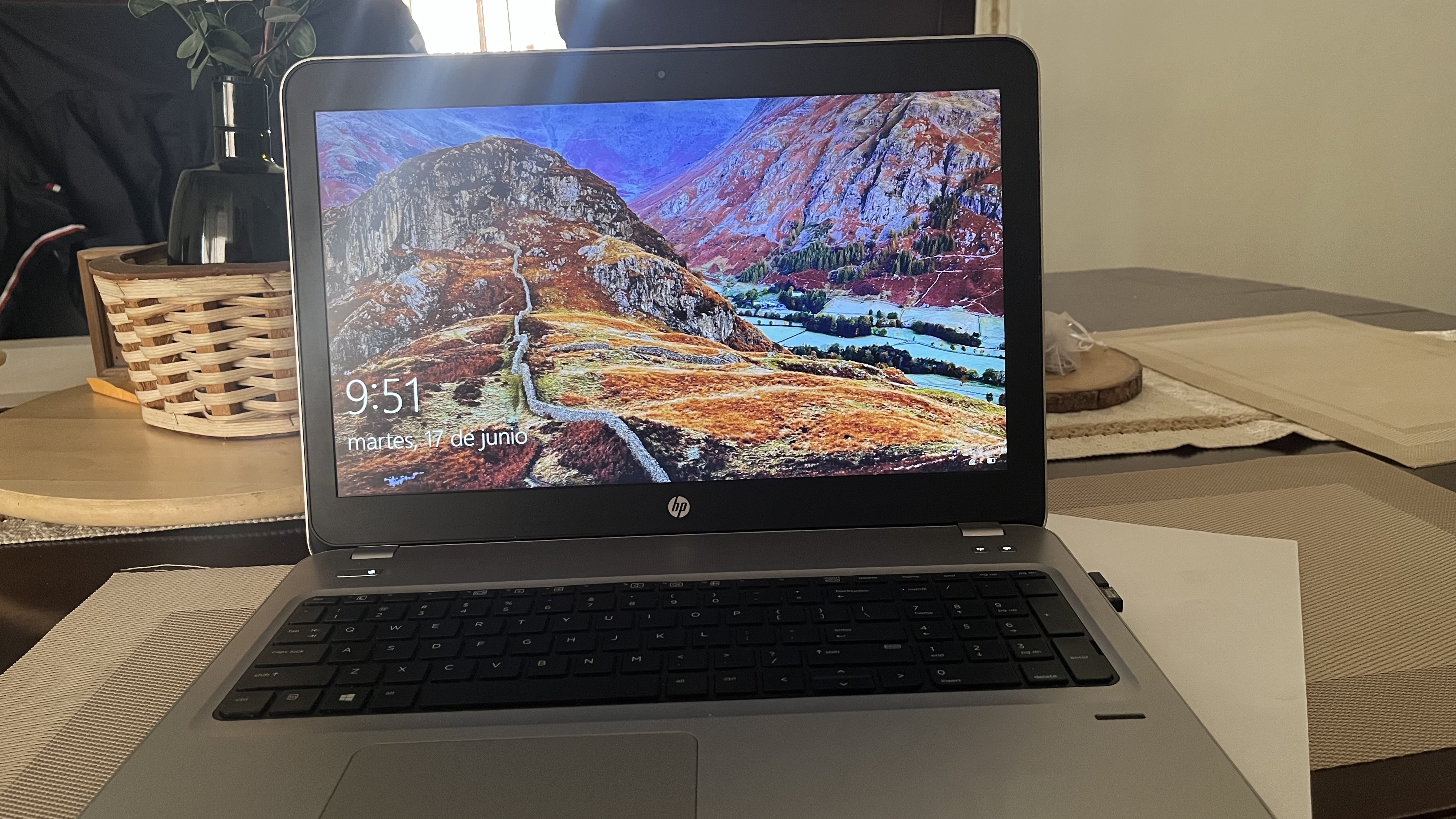 computadoras y laptops - Vendo computadora de escritorio HP