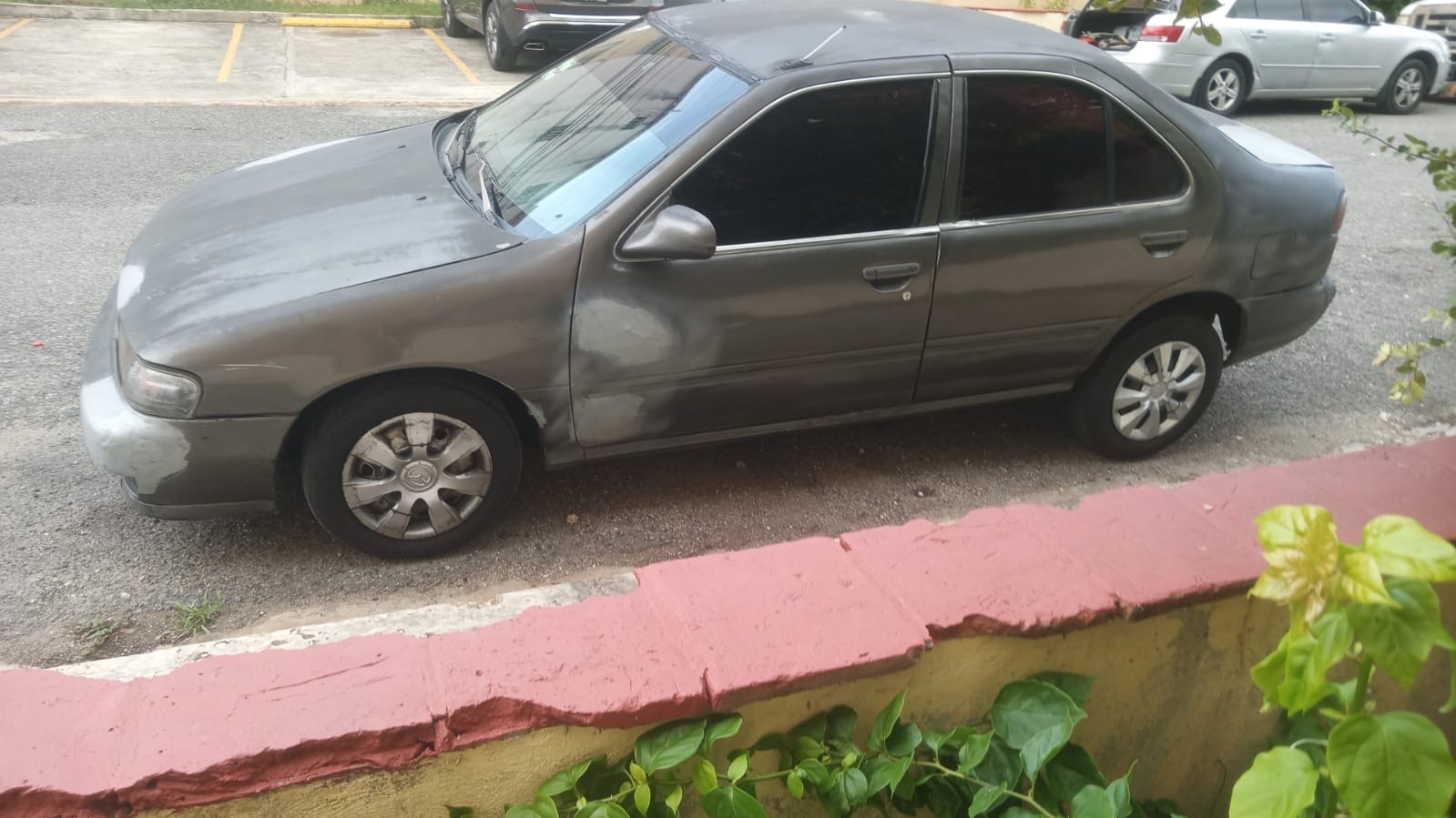 carros - Vendo vehículo Nissan Sentra Año Dos Mil 1