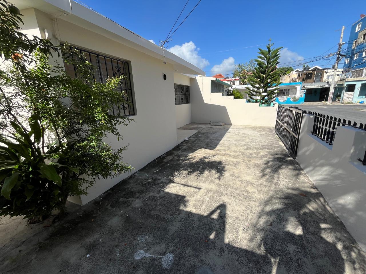 casas - La Romana casa 3 hab amplio patio alquiler y venta 4