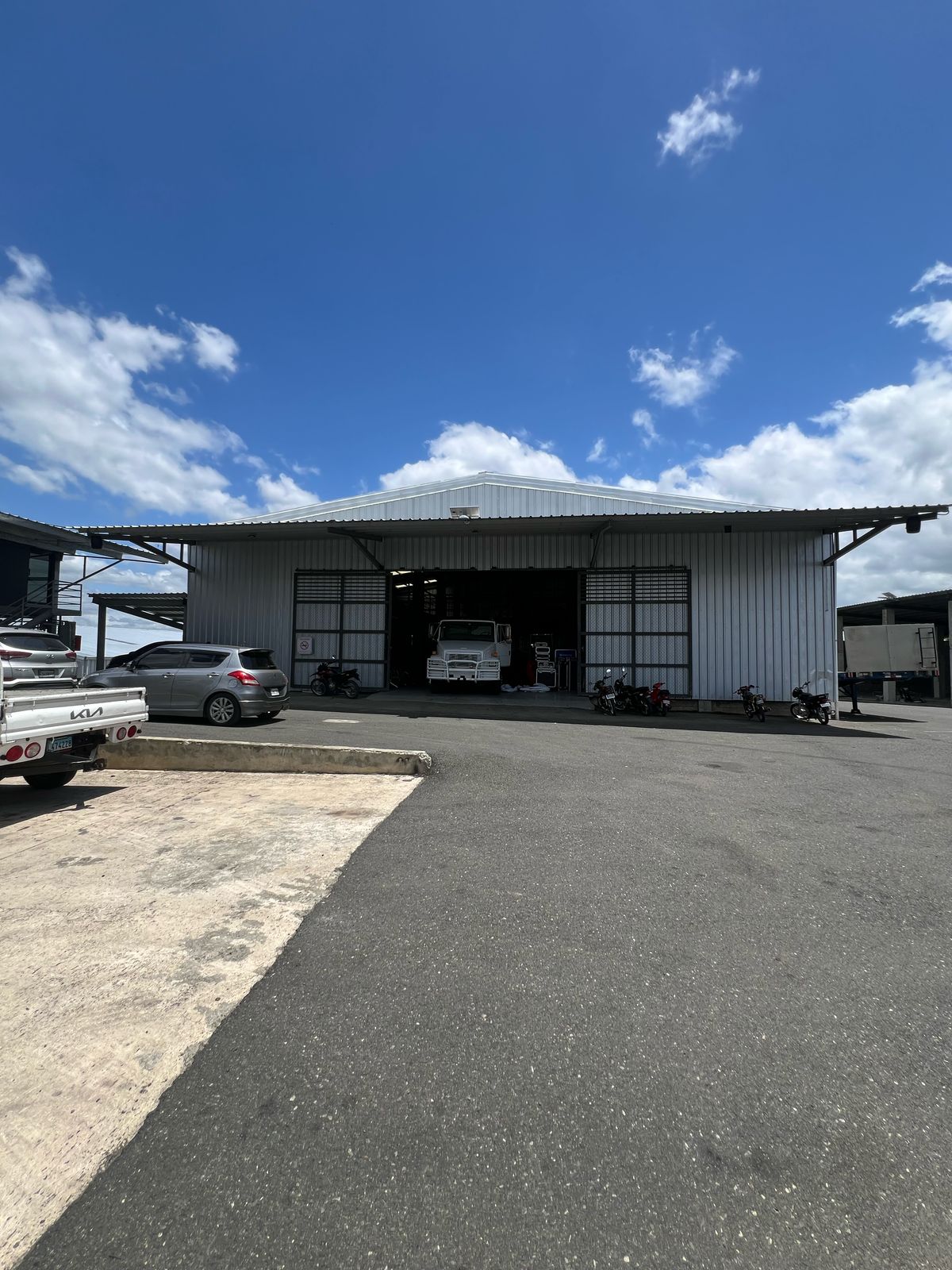 oficinas y locales comerciales - SE ALQUILA NAVE DE 865 MTS EN LA GUAYIGA, A 600 MTS DE LA CIRCUNVALACION NORTE. 0