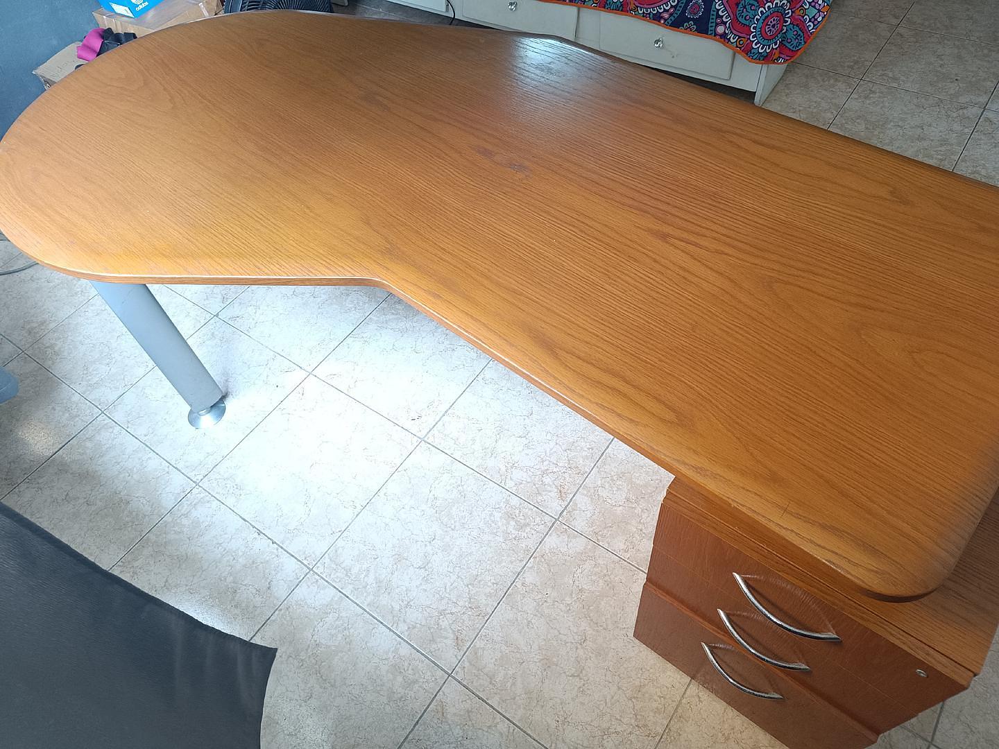 muebles y colchones - SE VENDE ESCRITORIO COMO NUEVO DE OPORTUNIDAD MADERA ROBLE  0