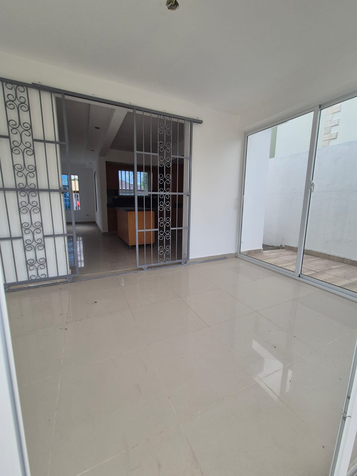 casas - Casa en Residencial Cerrado, Ave. 27 de Febrero 3