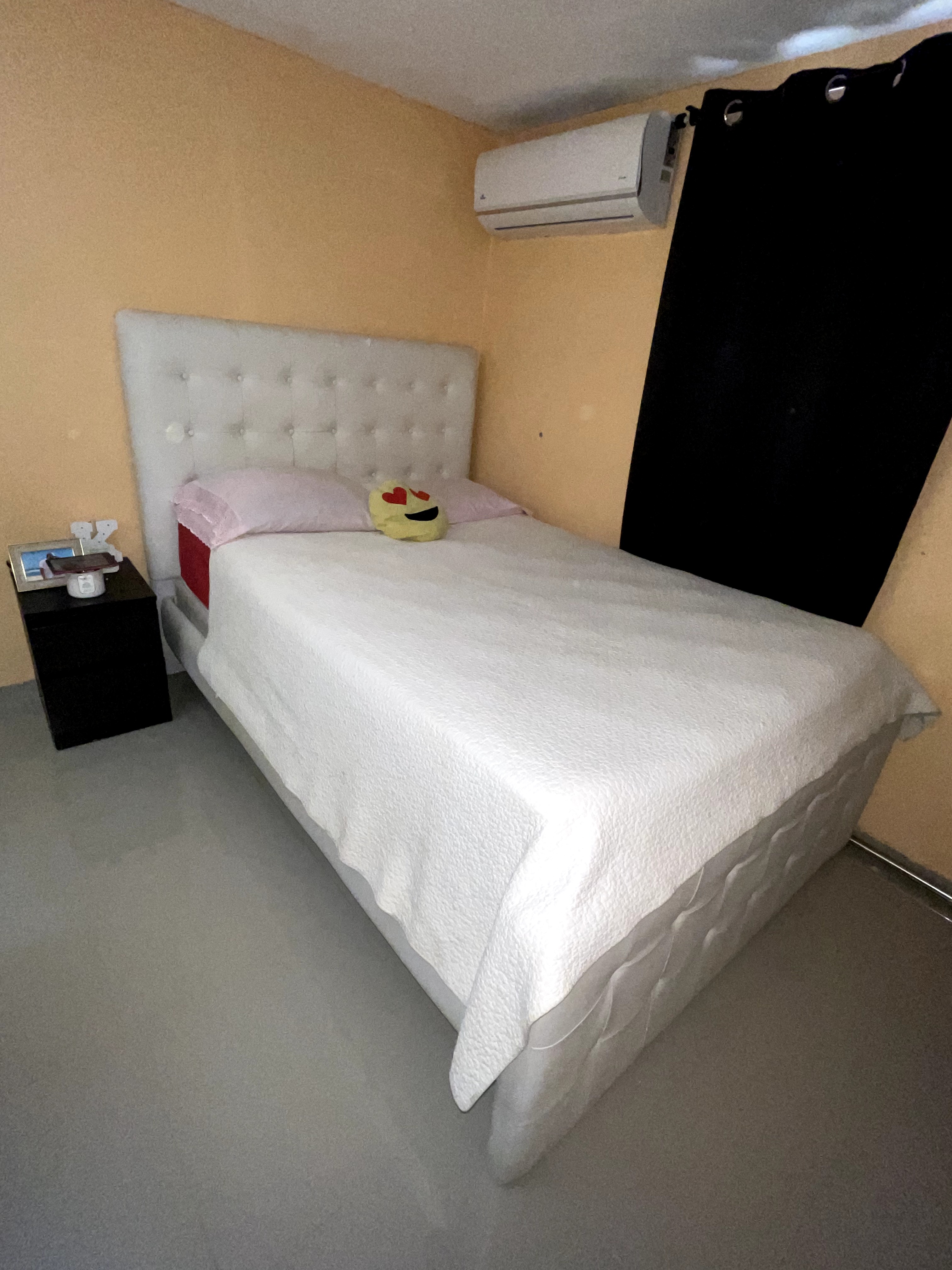 muebles y colchones - Vendo cama tapizada, usada. 