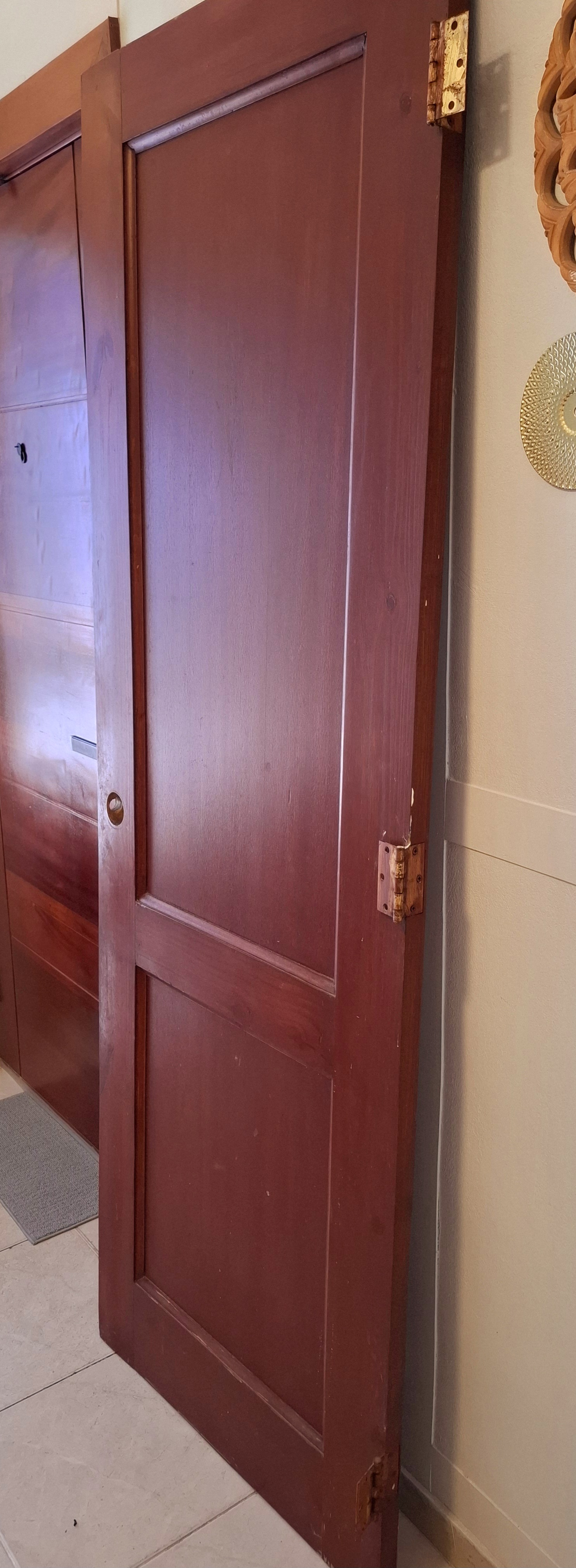 decoración y accesorios -  Puerta de madera con su marco .