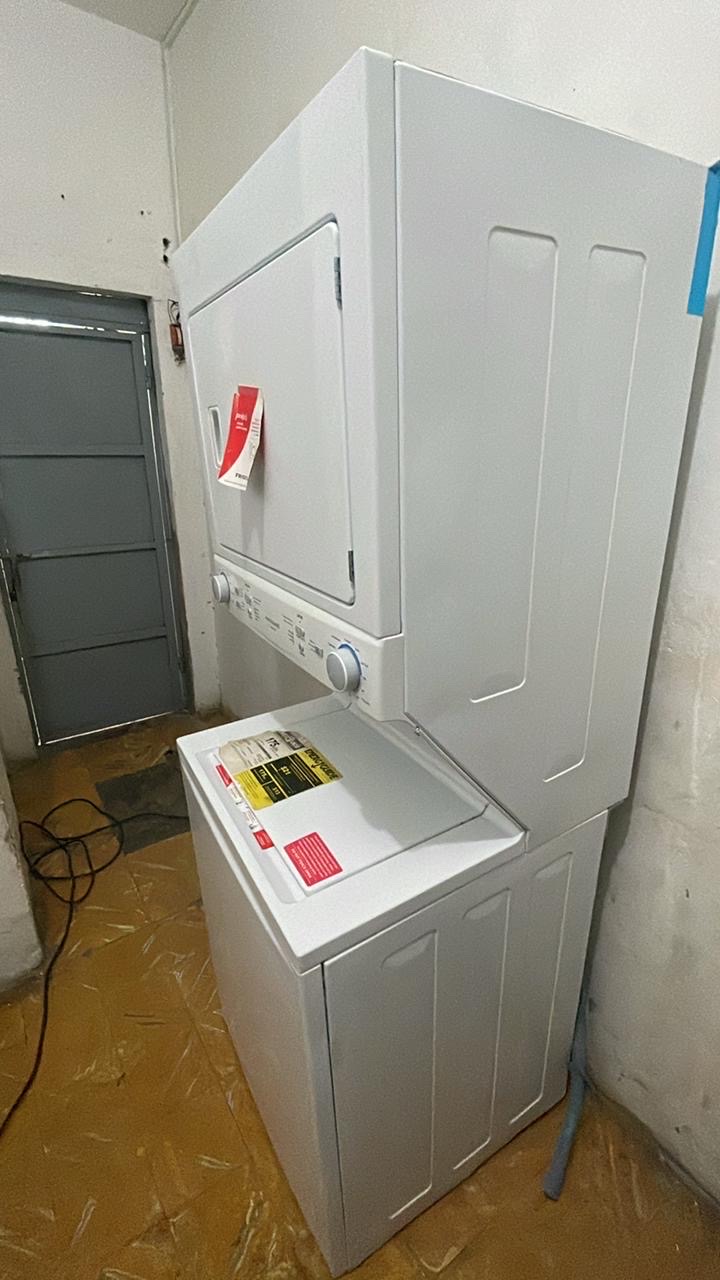 electrodomesticos - 
semi nueva importada Secadora de gas 45 libra del mismo peso
 digital
 Frigidai 5