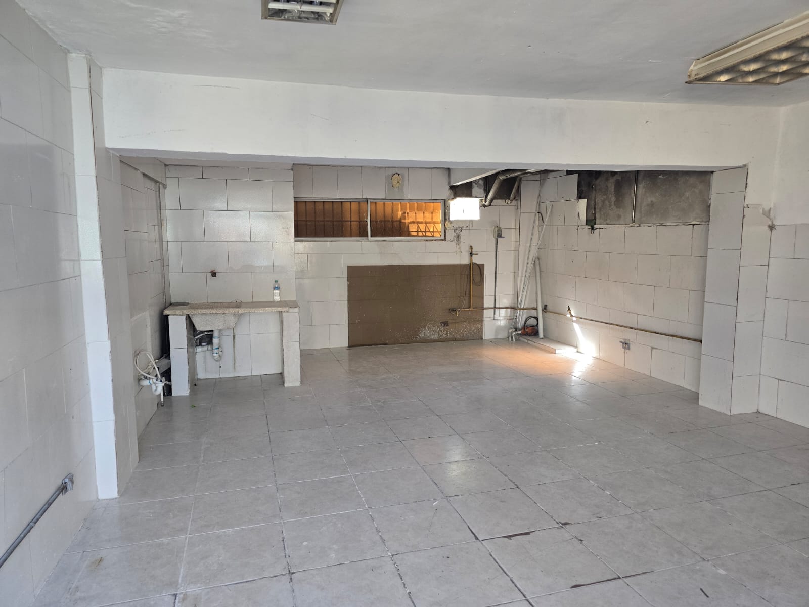oficinas y locales comerciales - Local, amplio salón con baño dentro.  A 5 metros d 3