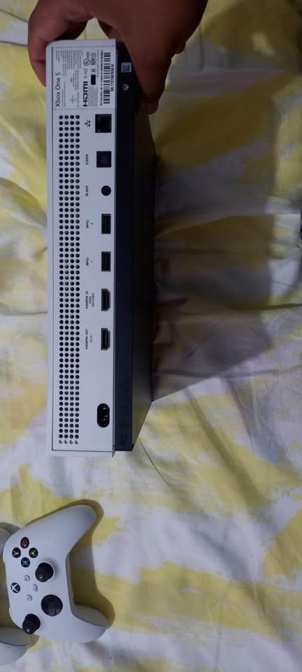 consolas y videojuegos - Xbox one S Con dos controles con una muy buena condición( muy negociable)