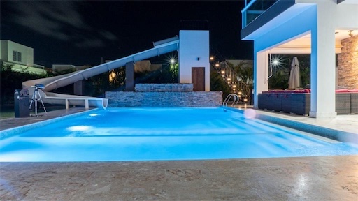 casas vacacionales y villas - Venta de Villa full amueblada con piscina y 2 vehículos en Bavaro punta cana 2