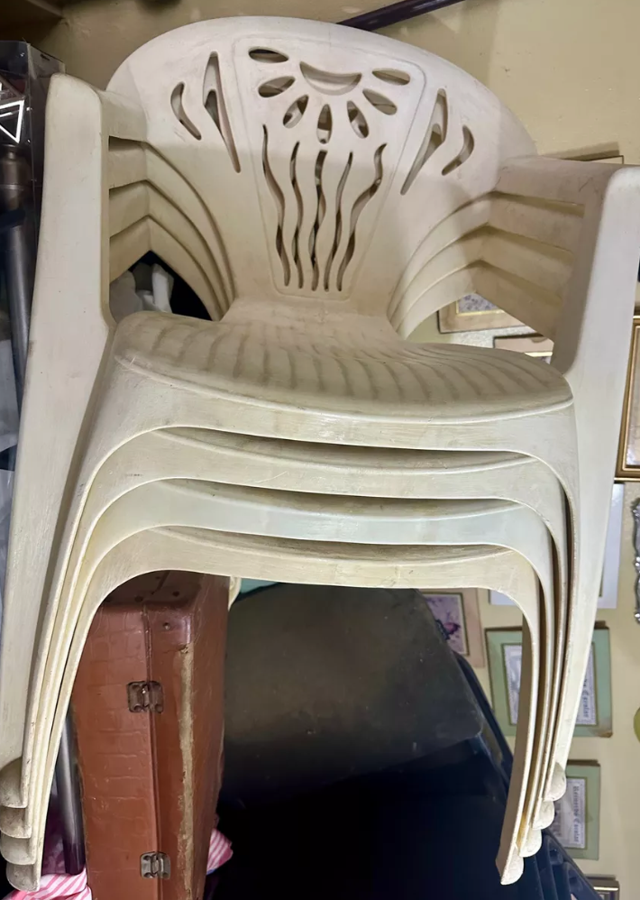 muebles y colchones - ¡Vendo Sillas Blancas Resistentes y Cómodas! 0