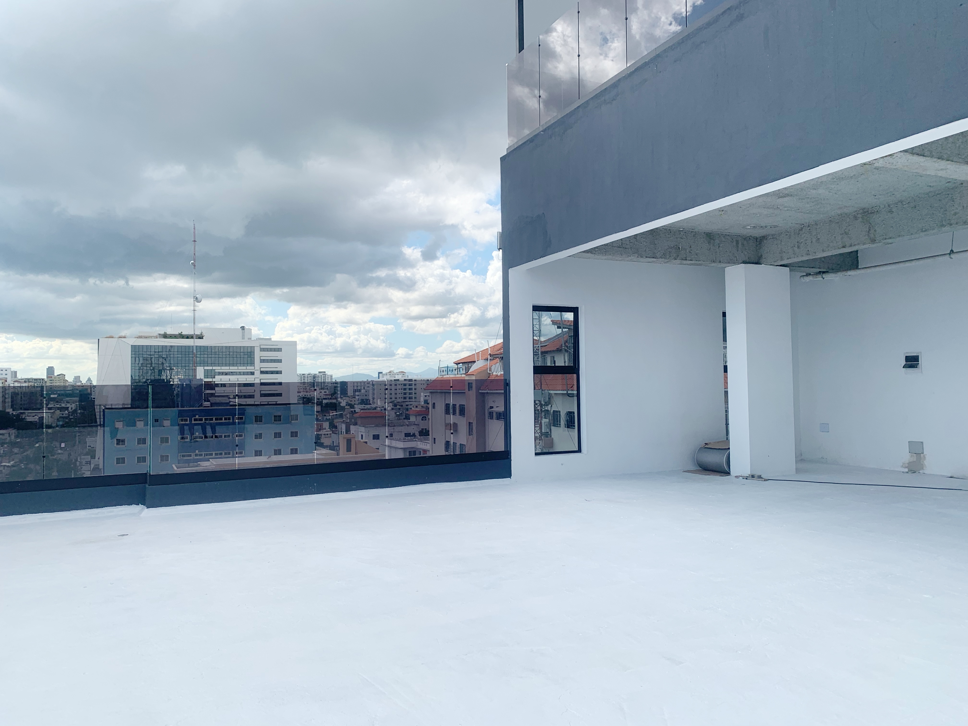 oficinas y locales comerciales - Local con fachada moderna 3