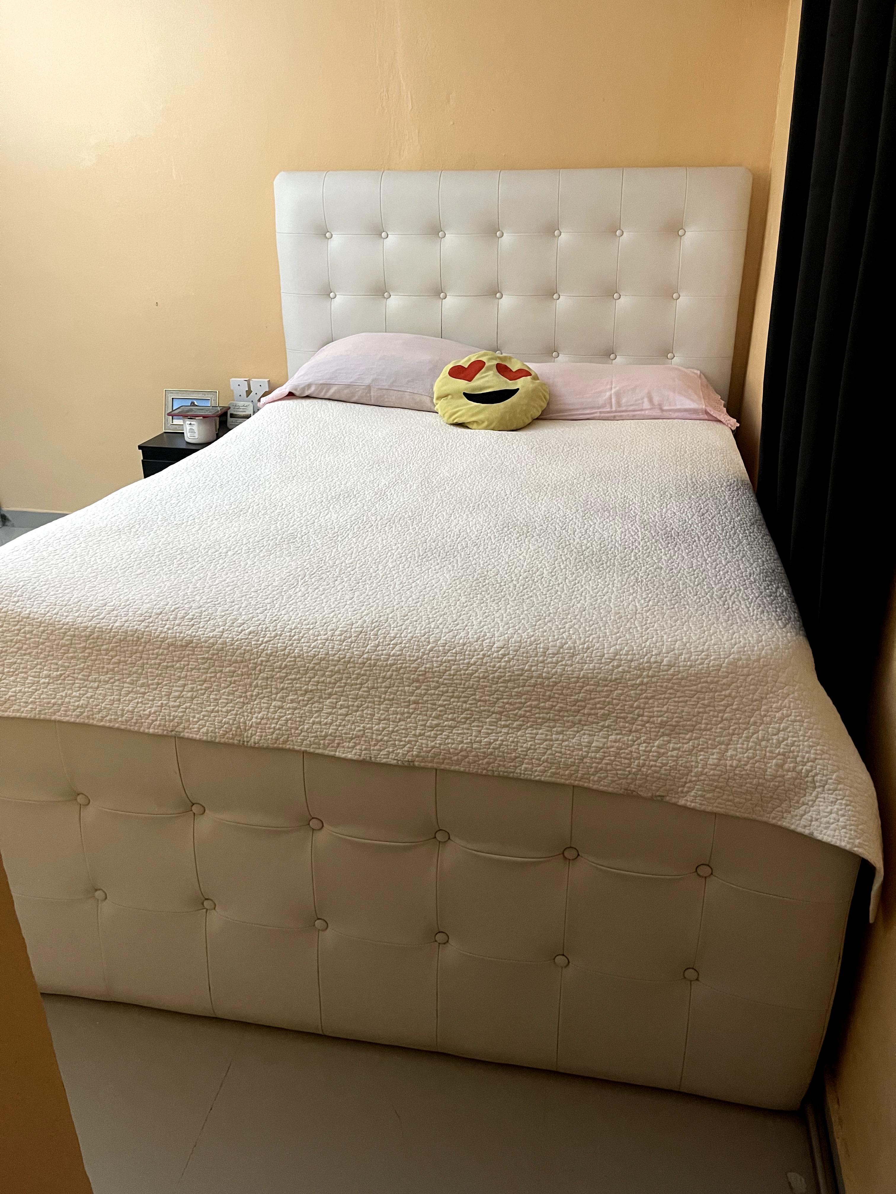 muebles y colchones - Vendo cama tapizada, usada.  1