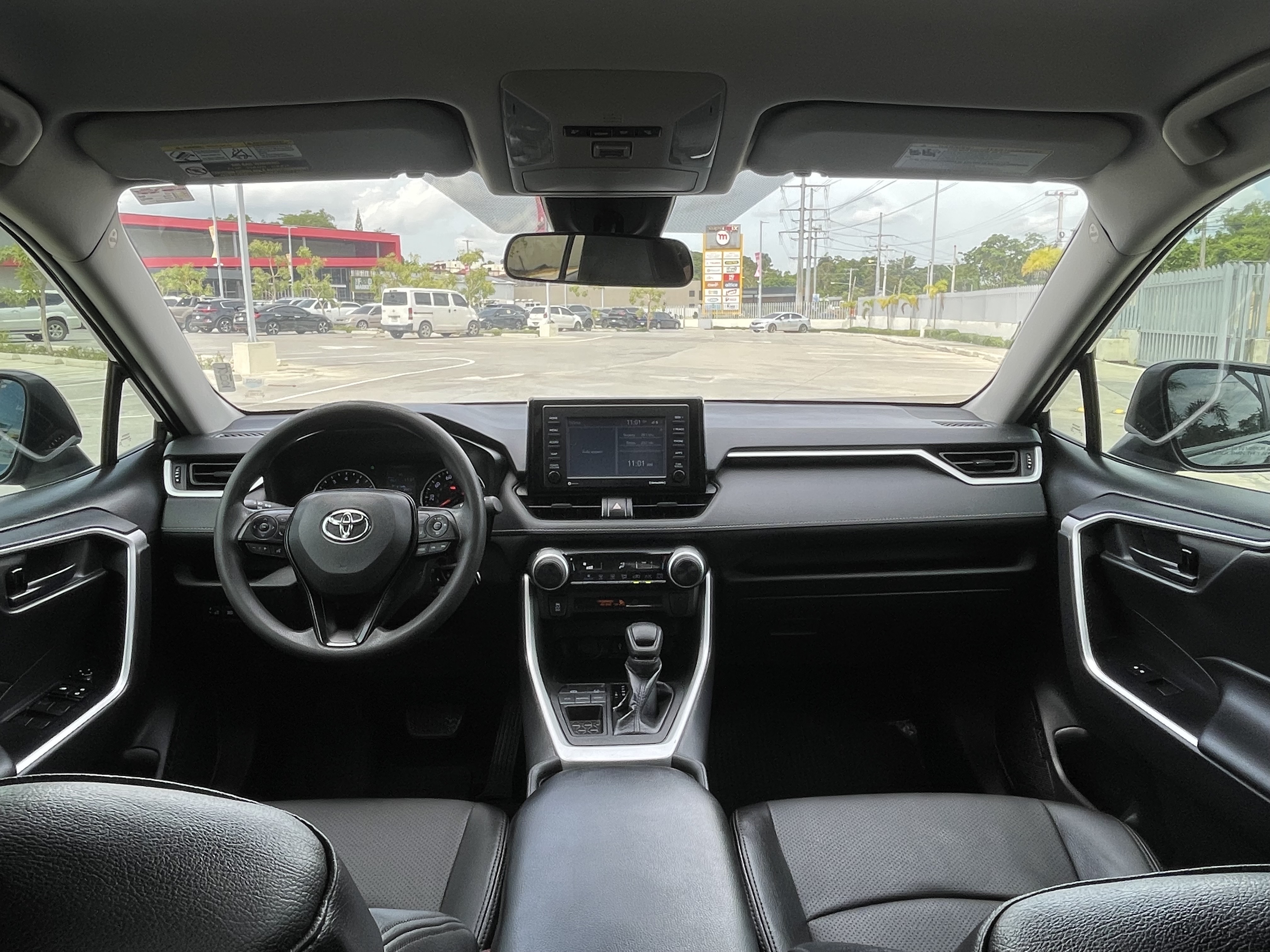 jeepetas y camionetas - SE VENDE PRECIO DE OFERTA TOYOTA RAV4 LE 2021 disponible para entrega inmediata  7