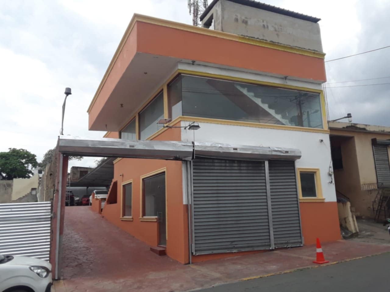 oficinas y locales comerciales - Vendo propiedad con 5 amplios locales comerciales