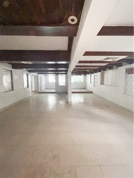 oficinas y locales comerciales - Local con espacio abierto en zona de Naco 5