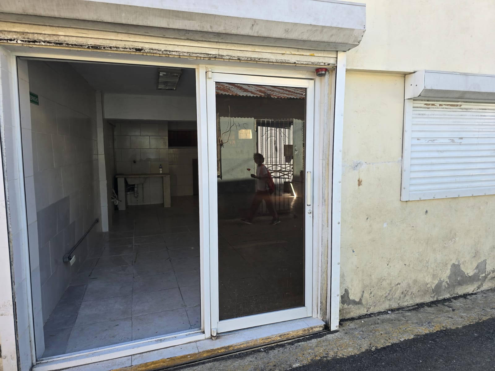 oficinas y locales comerciales - Local, amplio salón con baño dentro.  A 5 metros d 4