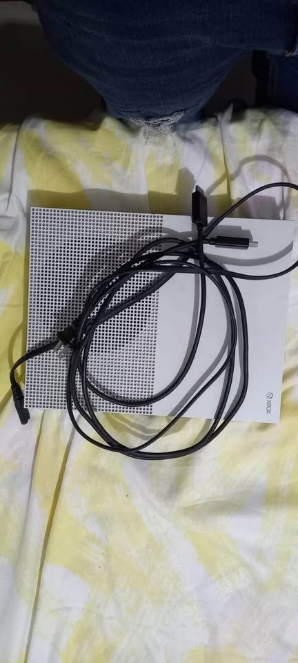 consolas y videojuegos - Xbox one S Con dos controles con una muy buena condición( muy negociable) 1
