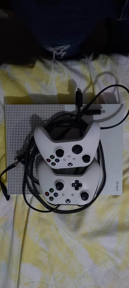 consolas y videojuegos - Xbox one S Con dos controles con una muy buena condición( muy negociable) 2