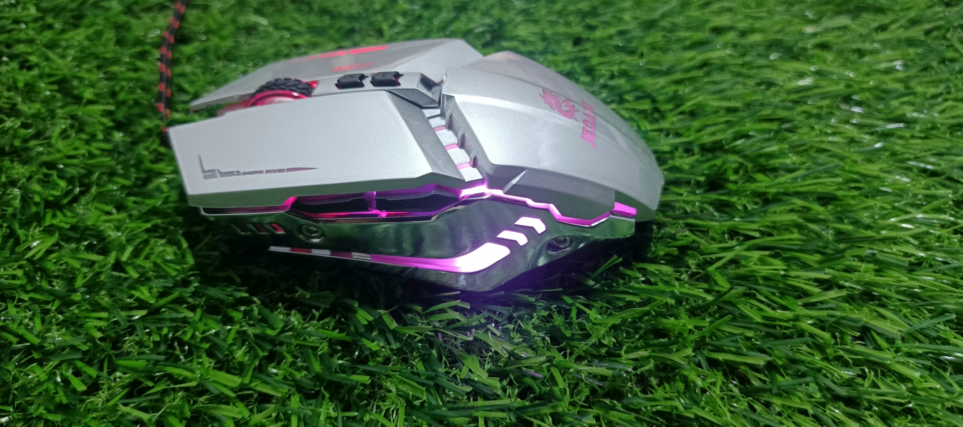 computadoras y laptops - Mouse gamer con diseño ergonómico y luces LED 1
