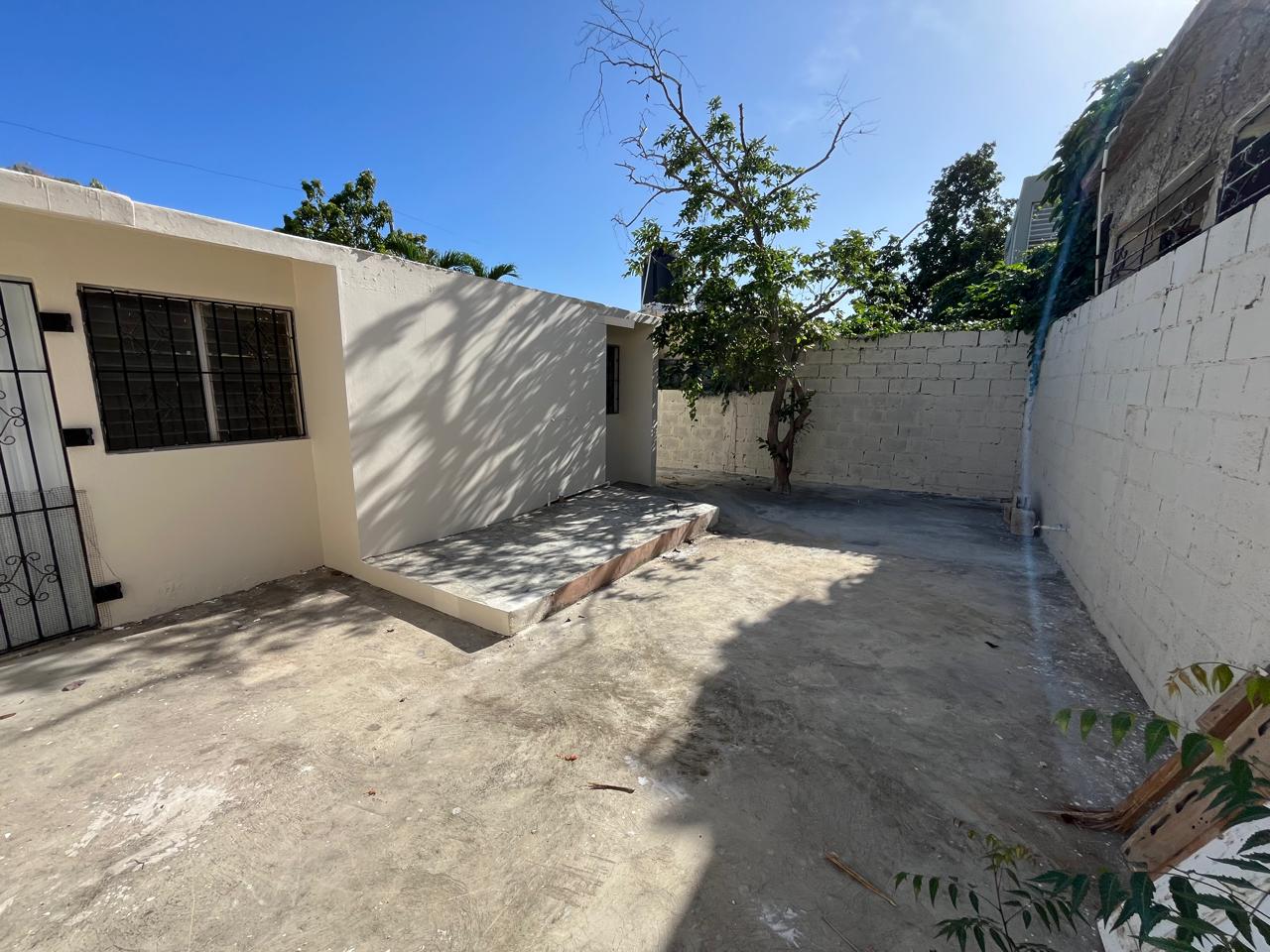 casas - La Romana casa 3 hab amplio patio alquiler y venta 7