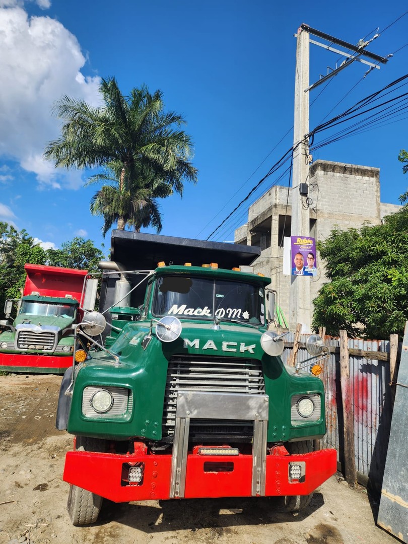 camiones y vehiculos pesados - Camión volteó MACK