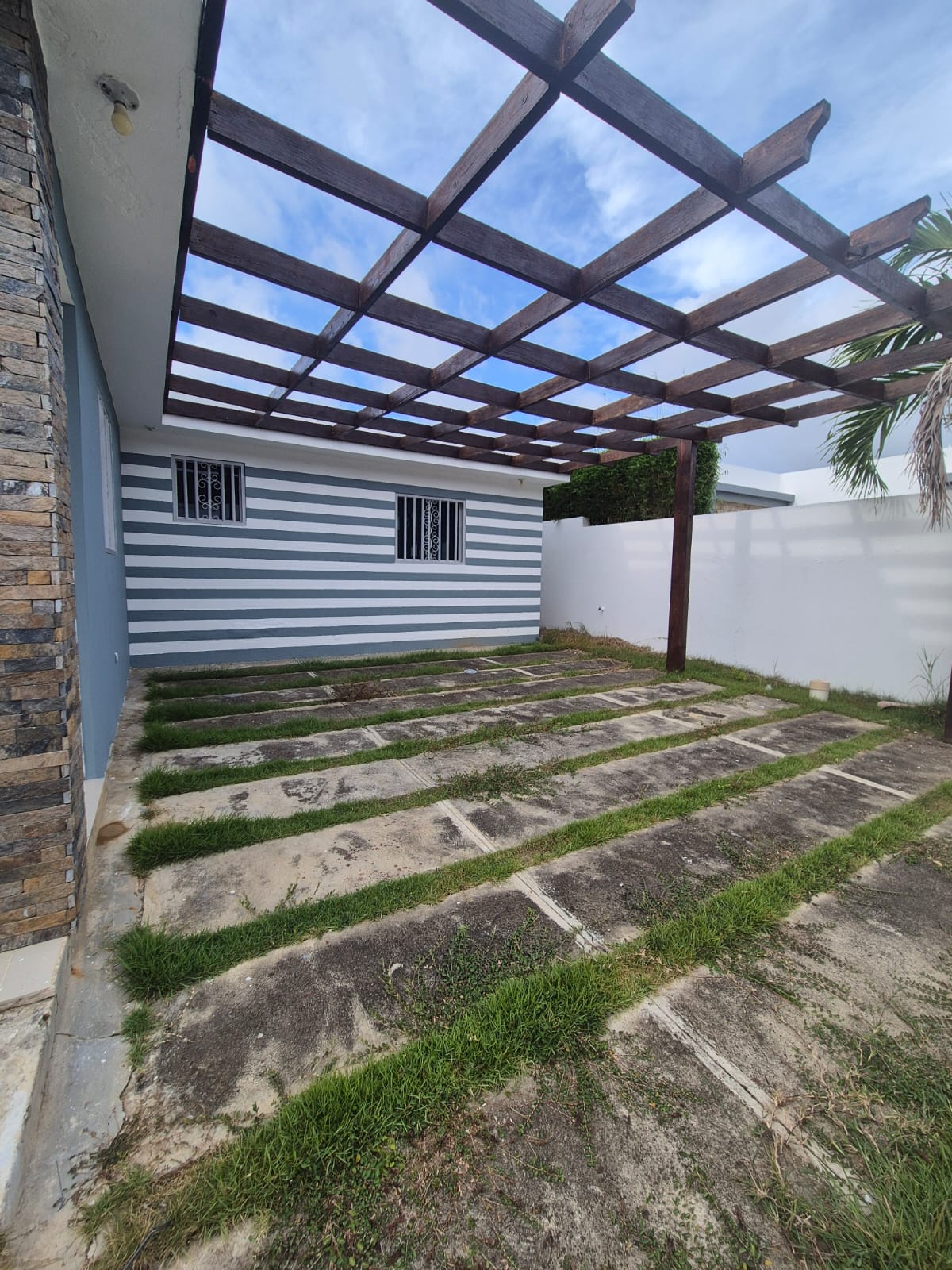 casas - Casa en Residencial Cerrado, Ave. 27 de Febrero 6