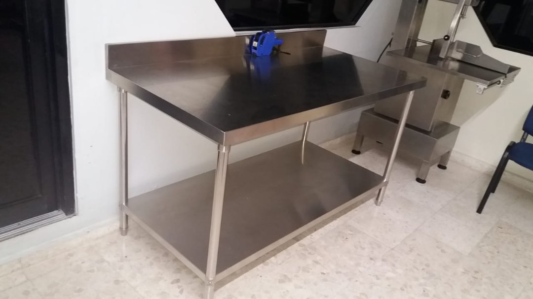 equipos profesionales - MESA EN ACERO INOXIDABLE  1